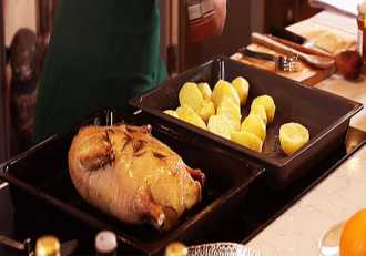 поливаем картофель соком от утки