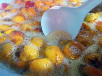 снимаем пену с абрикосового варенья