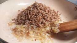 добавляем варенную гречку у луку