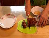 нарезаем колбаску на кусочки в 1 см толщиной