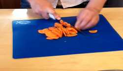 шинкуем морковь на полукольца