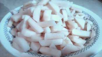 засыпаем порезанный картофель в кипящую воду