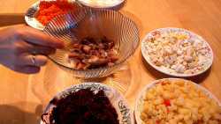 выкладываем слой селёдки