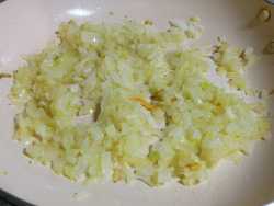 обжариваем лук для  запечённой рыбы с овощами и сыром