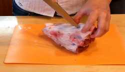 делаем надрезы в голяшке