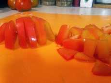 нарезаем помидоры для овощного рагу с баклажанами