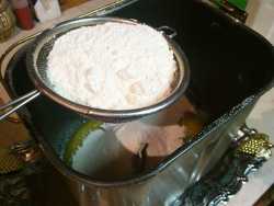 добавляем муку для сахарного пирога