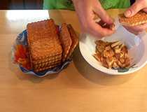 крошим печенье в 1 см