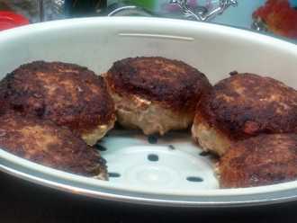 раскладываем обжаренные котлеты в поддон пароварки