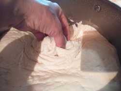 обминаем тесто