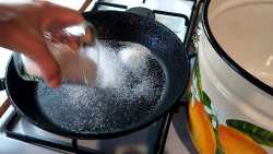 в сухую сковороду высыпаем 0,5 стакана сахара