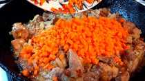 добавляем к мясу морковь