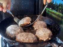 переворачиваем котлеты при помощи вилки и лопатки