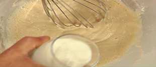 добавляем молоко в тесто