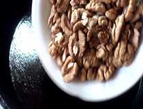 высыпаем орехи на сухую сковороду