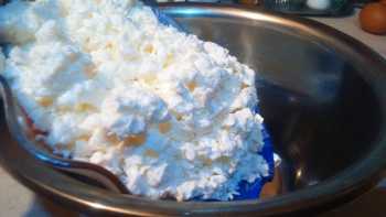 кладём творог в миску