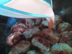 заливаем тефтели подливкой