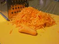 трем морковь для  запечённой рыбы с овощами и сыром