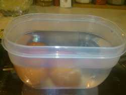 охлаждаем яйца для салата 