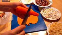 чистим варенную морковку 