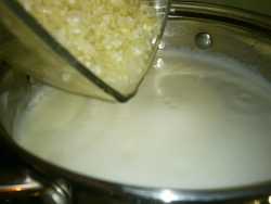 закладываем рис для молочной рисовой каши