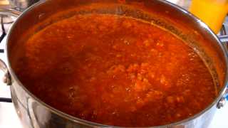 Уменьшаем огонь и варим 1 час. По истечение времени, снимаем крышку и продолжаем варит без крышки ещё 1 час.