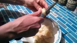 нарезаем картофель для гречневого супа