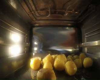 запекаем картофель в духовке