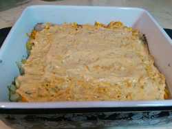 распределяем соус тонким слоем