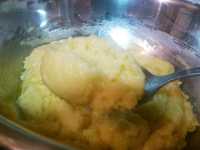 набираем тесто для печенья на майонезе