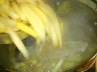 варим картофель для рыбного супа