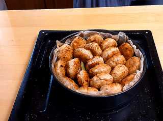 выкладываем обжаренные тефтели на ребро