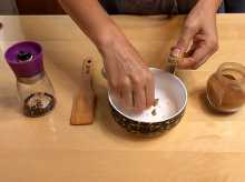 в миску выкладываем 0,5 куриного кубика 