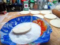 обмакиваем полусферу в сахар