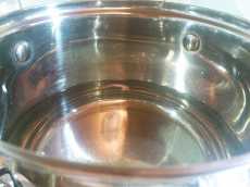 кастрюля с водой для каши гречневой с молоком