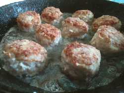 обжариваем тефтели до золотистой корочки