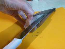 разрезаем рыбу вдоль хребта