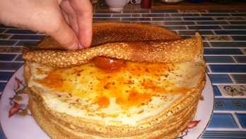 скручиваем блин в трубочку