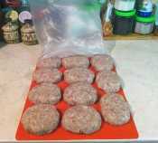 натягиваю на дуску с полуфабрикатами пакет