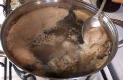  Как только бульон начнёт закипать снимаем пену, солим и убавляем огонь до легкого кипения.