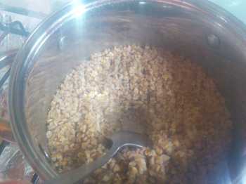 вареная гречка в кастрюле для каши гречневой с молоком