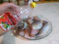 сбрызгиваем рыбу уксусом