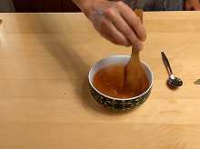 заливаем кипятком и перемешиваем