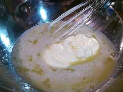 добавляем сметану в яйца для кексов на сметане