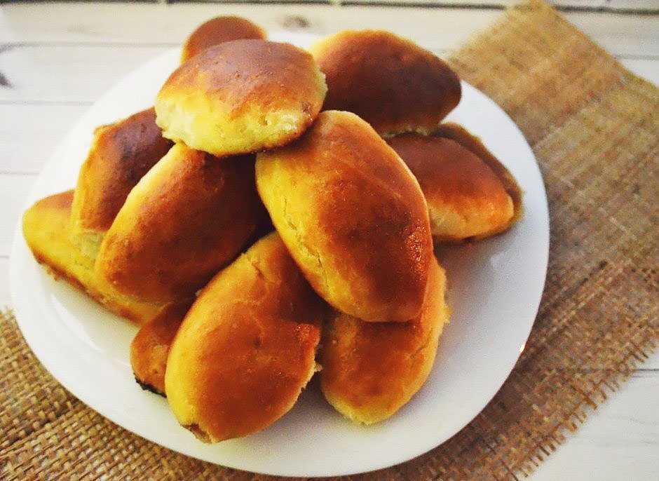 Дрожжевые пироги жареные с яблоками