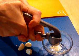 пропускаем чеснок через чеснокодавку