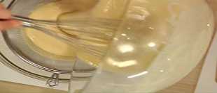 процеживаем тесто через сита