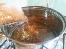 засыпаем гречку в кастрюлю для каши гречневой с молоком