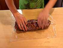 формируем колбаску на втором куске пленки