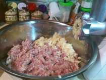 перемешиваем фарш